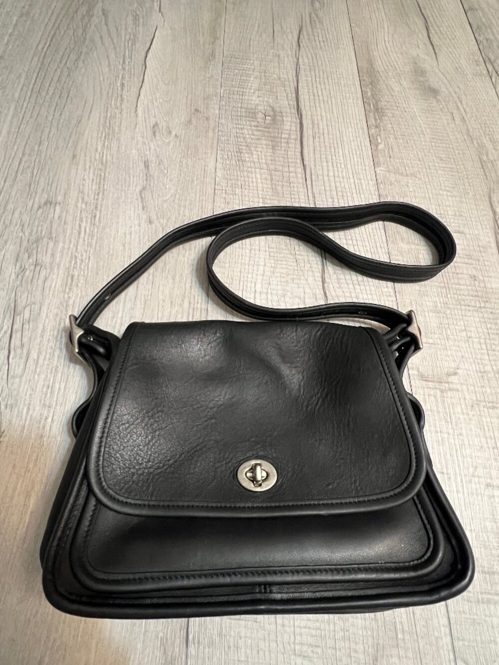 Vintage Coach Black Leather Turnlock Crossbody Bag Shoulder Purse 90s Retro
